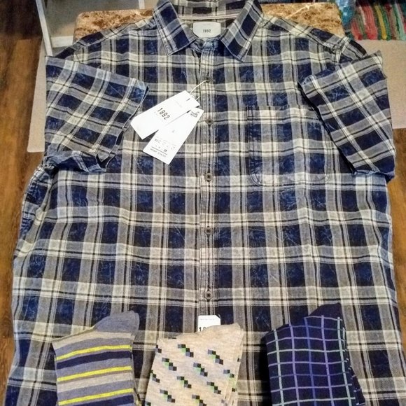 Men's S/S Distressed Shirts - 2 of Them w/Socks!! - Picture 3 of 6